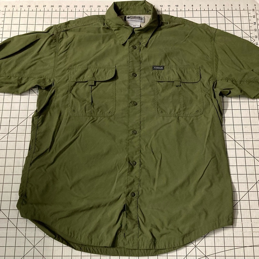 Columbia Titanium Men’s‎ Size Large Green Button Up Shirt